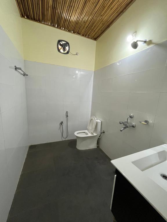 Manas Jungle Retreat - Doppelzimmer Mit Balkon