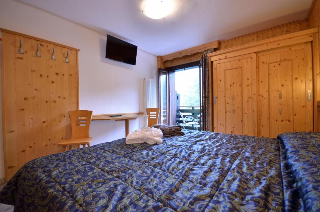 A bed or beds in a room at Hotel Cime D'Oro