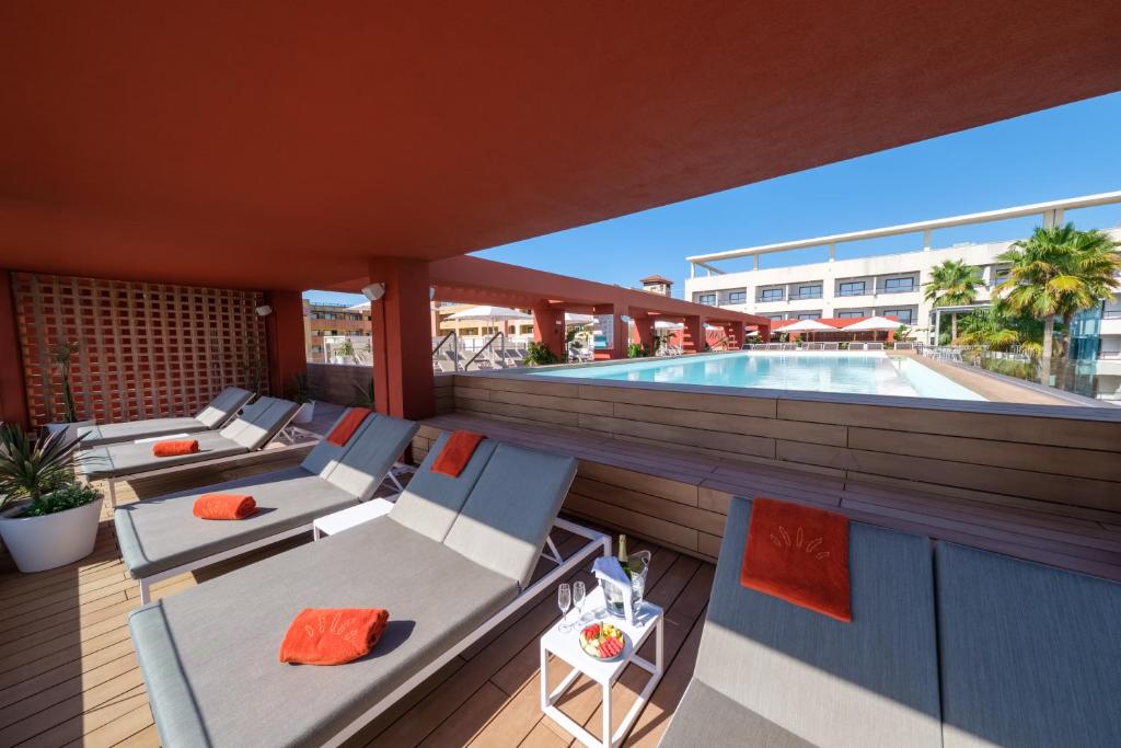 The swimming pool at or close to Estival Park Almaris
