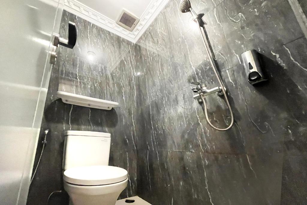 Koupelna v ubytování Urbanview Hotel Sultan Palace Malang by RedDoorz