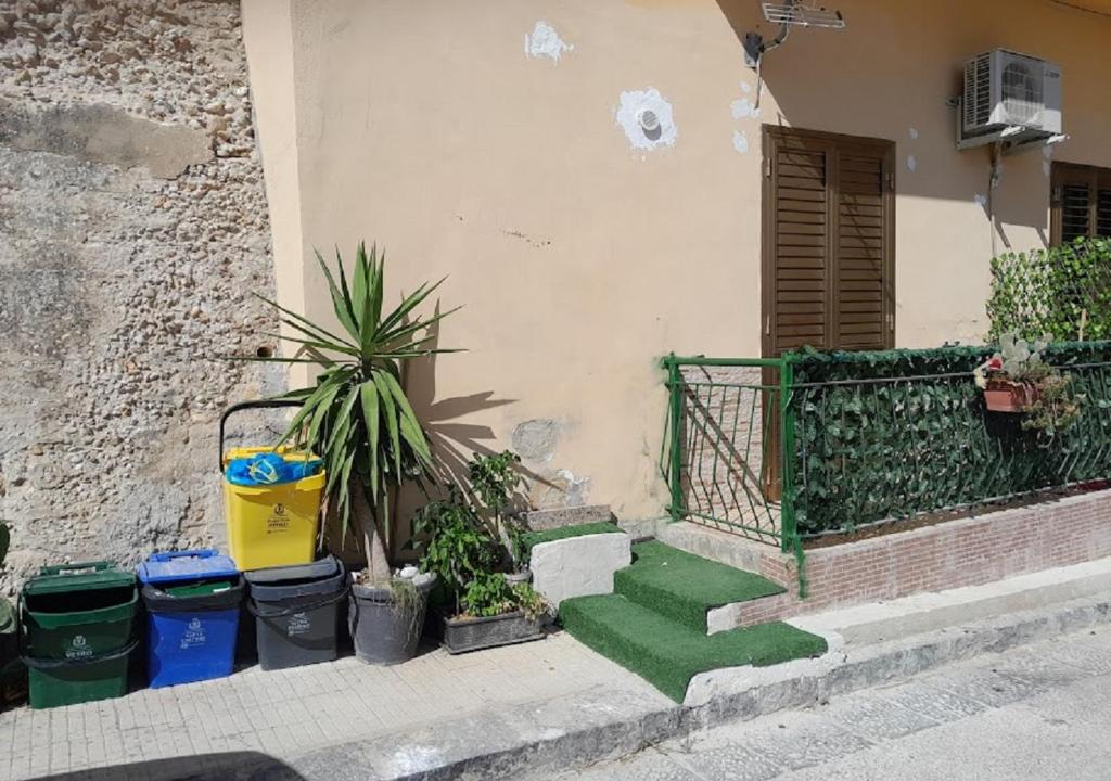 アグリジェントにあるCasa Vacanze Vista Mareの階段、植物、ゴミ箱のある建物