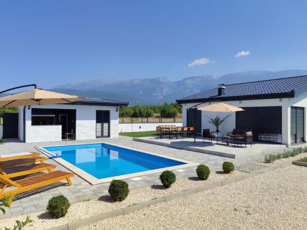 eine Villa mit einem Pool und einem Haus in der Unterkunft Villa Ritual in Mostar