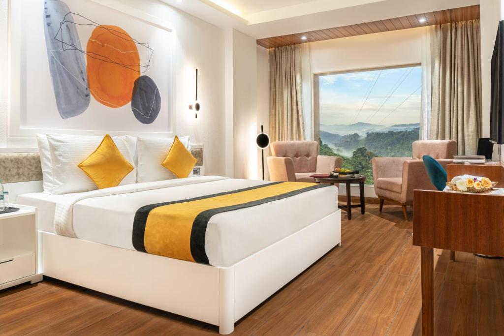 Postel nebo postele na pokoji v ubytování Clarion Hotel Dehradun