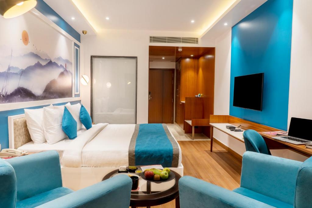 TV a/nebo společenská místnost v ubytování Clarion Hotel Dehradun