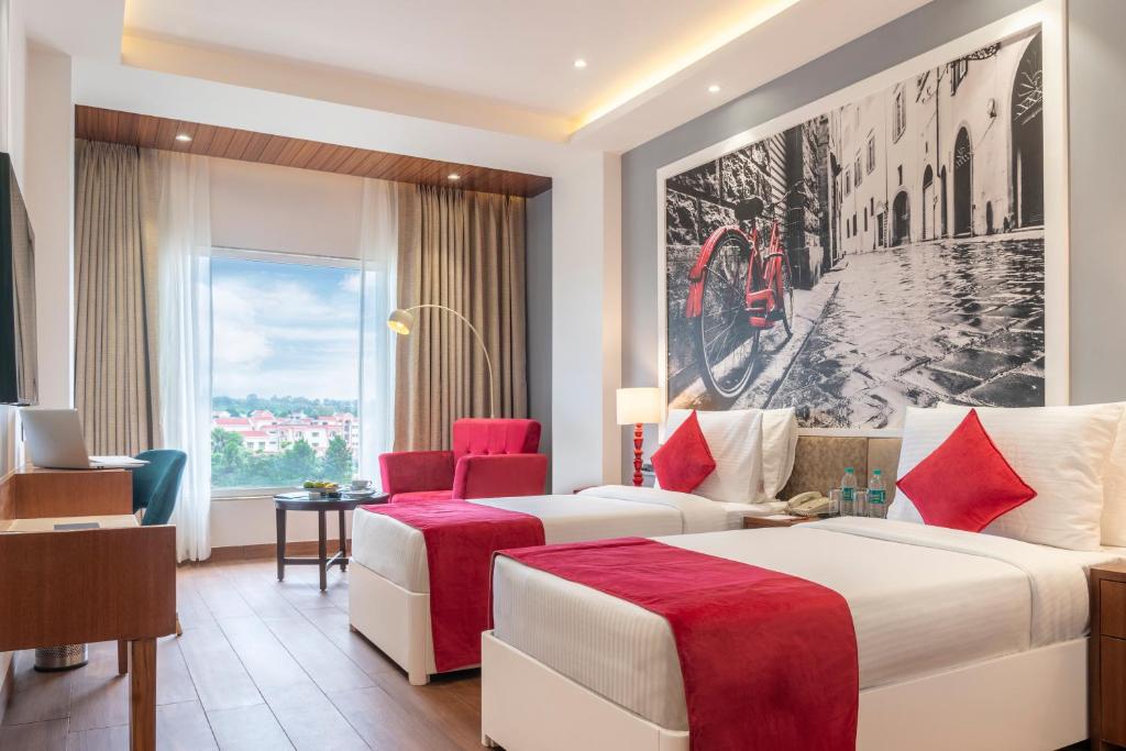 Postel nebo postele na pokoji v ubytování Clarion Hotel Dehradun