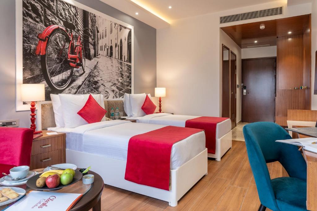 Postel nebo postele na pokoji v ubytování Clarion Hotel Dehradun