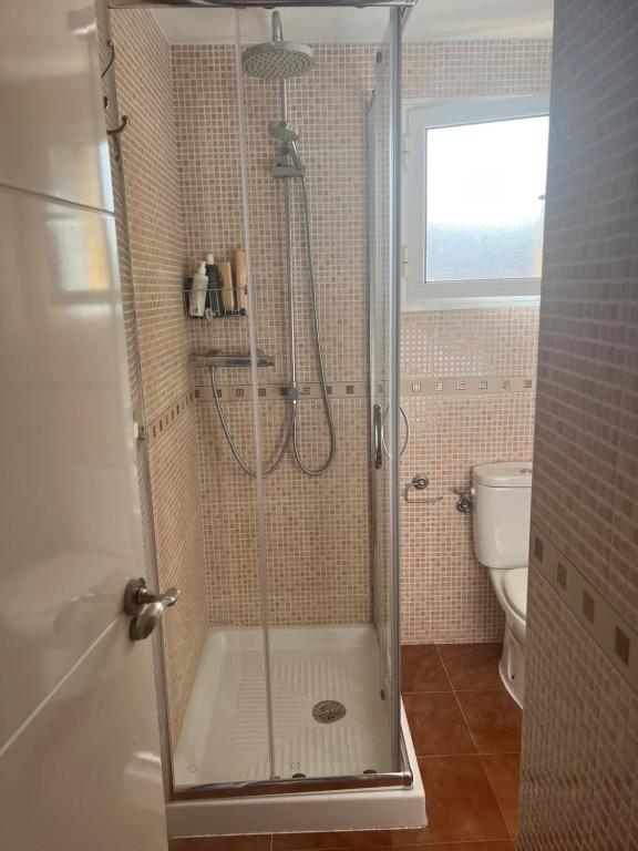 W łazience znajduje się prysznic ze szklanymi drzwiami. w obiekcie Relaxing vacation at the beach w Maladze