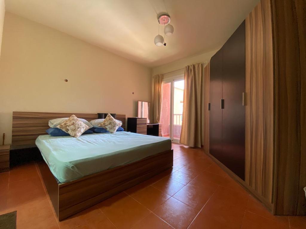 een slaapkamer met een bed en een groot raam bij Porto Sokhna Chalet in Ain Sokhna