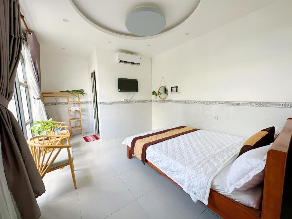 - une chambre avec un lit et une télévision dans l'établissement Hotel Thuý Nguyễn, 