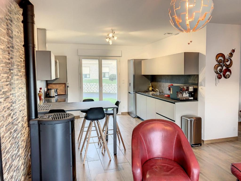 Kuchyňa alebo kuchynka v ubytovaní Maison neuve 6 pers à 350m mer, proche balades, avec wifi et jardin - FR-1-361-473