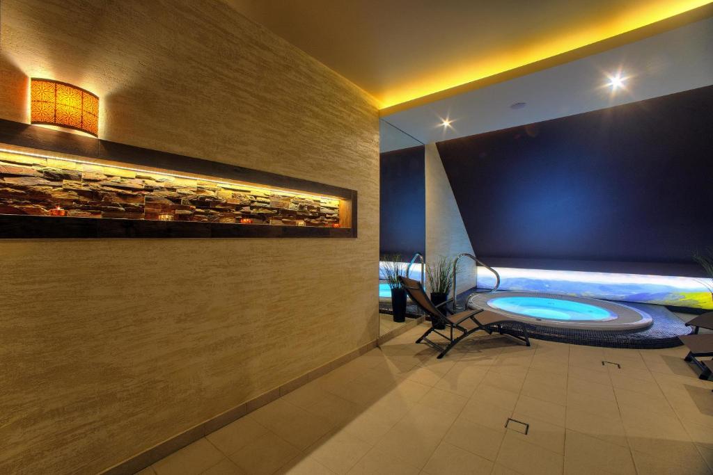Televízia a/alebo spoločenská miestnosť v ubytovaní POŁONINY Resort