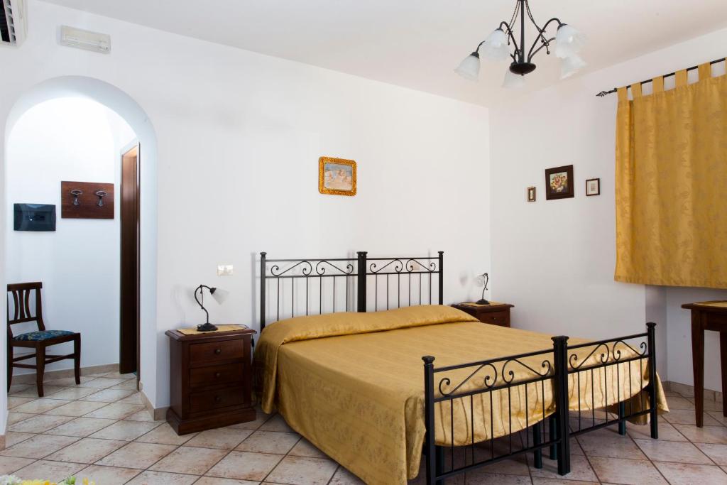 リーパリにあるResidence Marina Cortaのベッドルーム1室(ベッド1台、テーブル、椅子付)