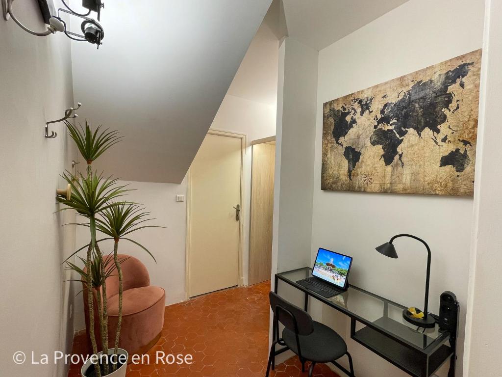 een kamer met een bureau en een laptop. bij Charmant appartement T2 / 58 m2 / 4 personnes in Aix-en-Provence