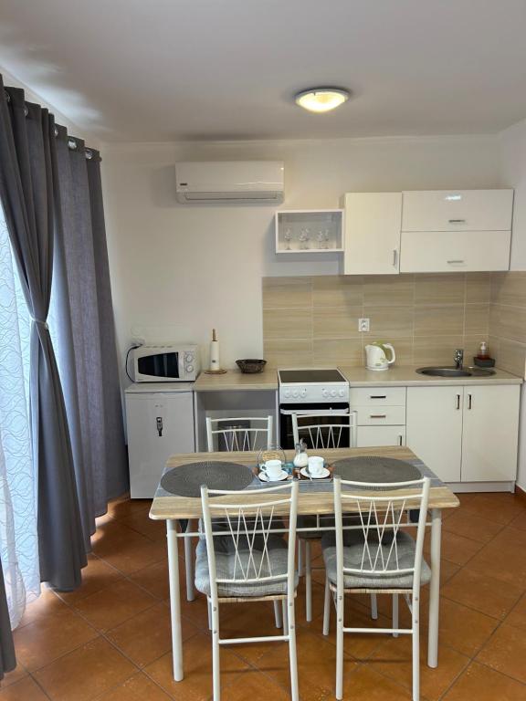 Kuchyňa alebo kuchynka v ubytovaní Kondé Apartments C