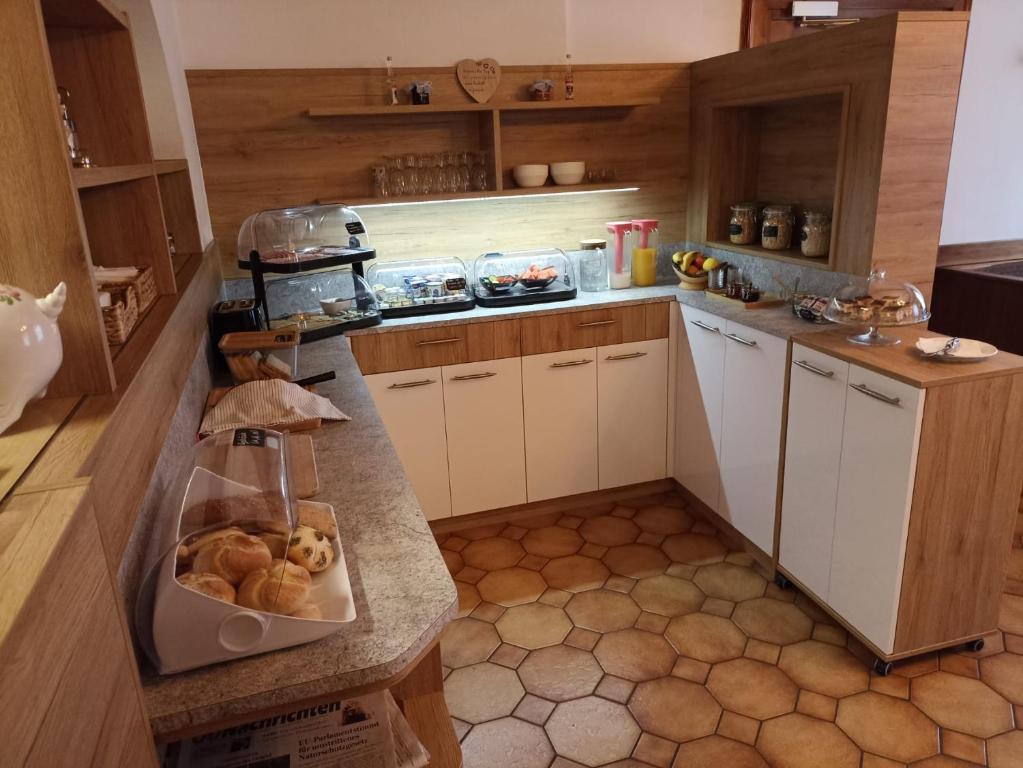 A kitchen or kitchenette at Pension Eder