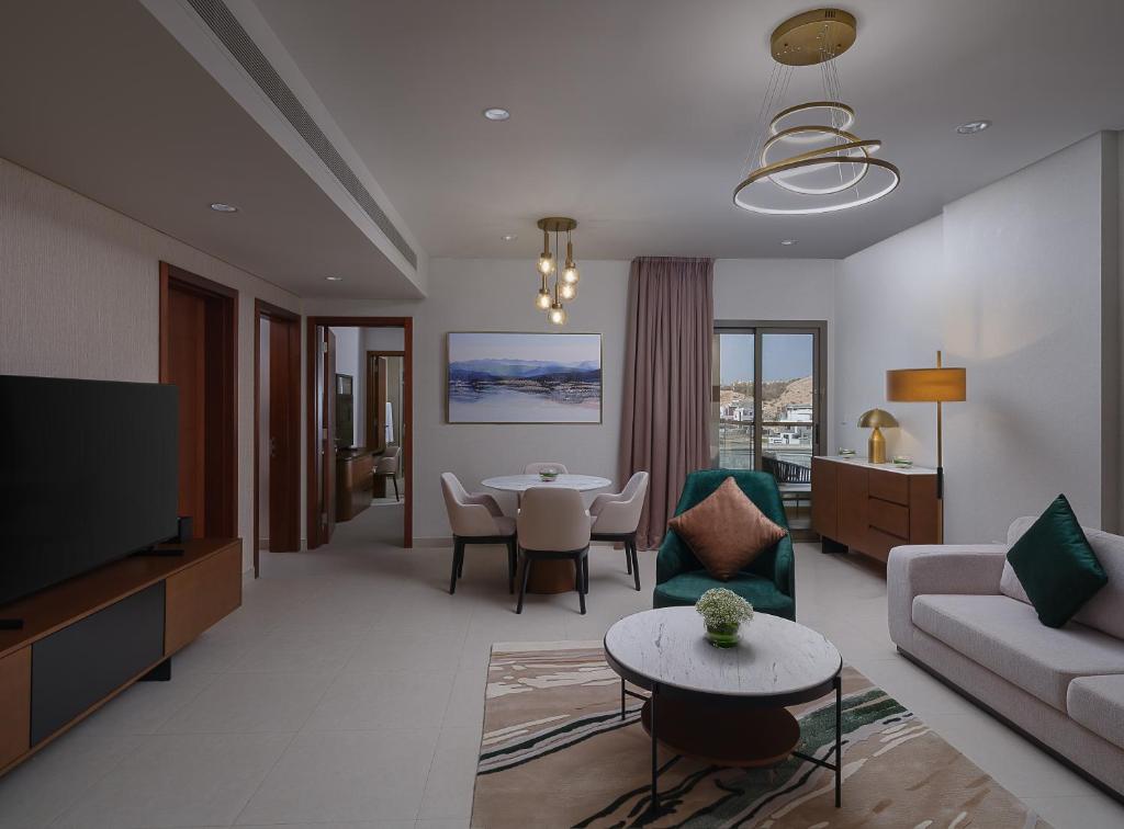 TV a/nebo společenská místnost v ubytování DoubleTree by Hilton Muscat Qurum