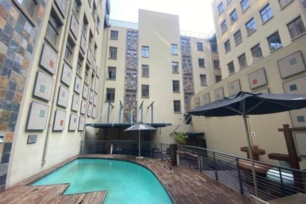 een zwembad in het midden van een gebouw bij 409 Mapungubwe Hotel in Johannesburg
