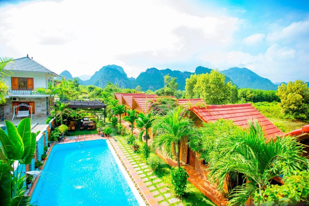una vista aérea de un complejo con piscina en Sườn Đồi Bungalow Homestay, en Phong Nha