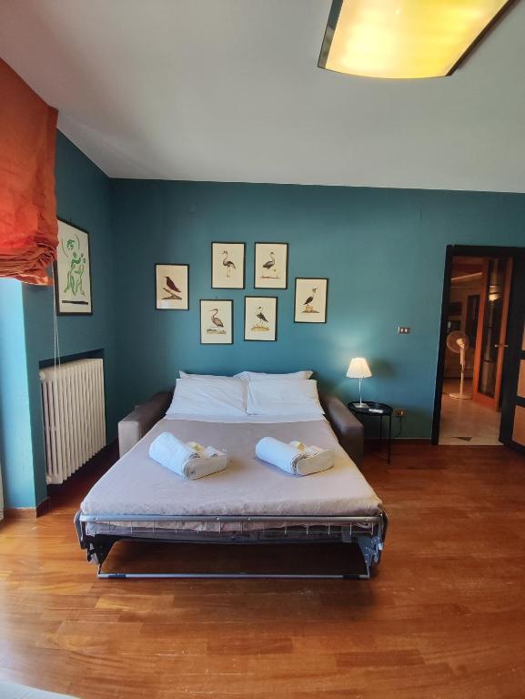 sypialnia z łóżkiem i dwoma ręcznikami na nim w obiekcie Casa vacanza "IL GIRASOLE" w mieście Noci