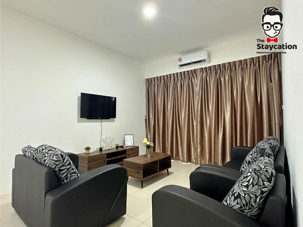 Staycation Homestay 14 P Residence kuching condo في كوتشينغ: غرفة معيشة مع كرسيين وتلفزيون بشاشة مسطحة