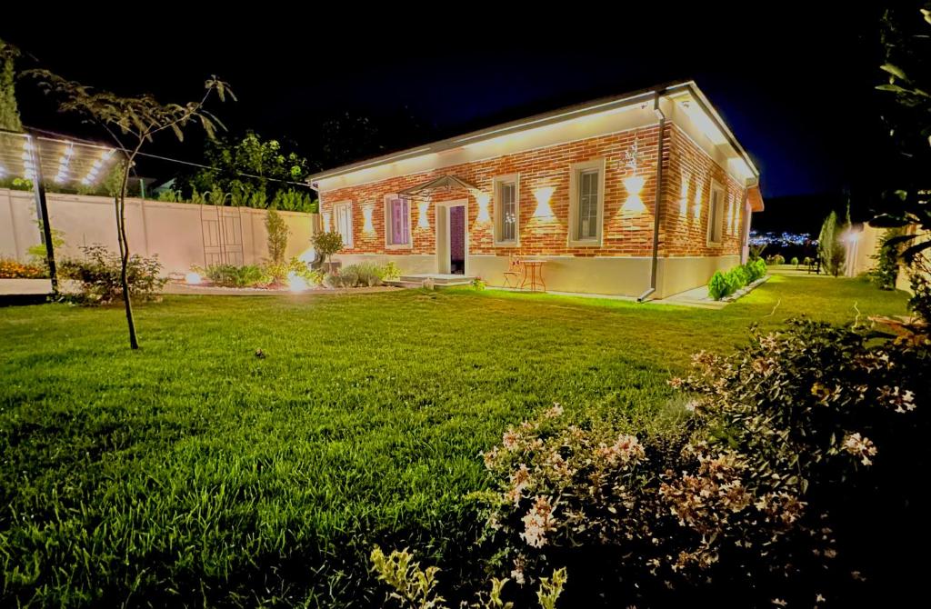 Zahrada ubytování Entire Villa Near Tbilisi Nature Reserve with Panoramic View