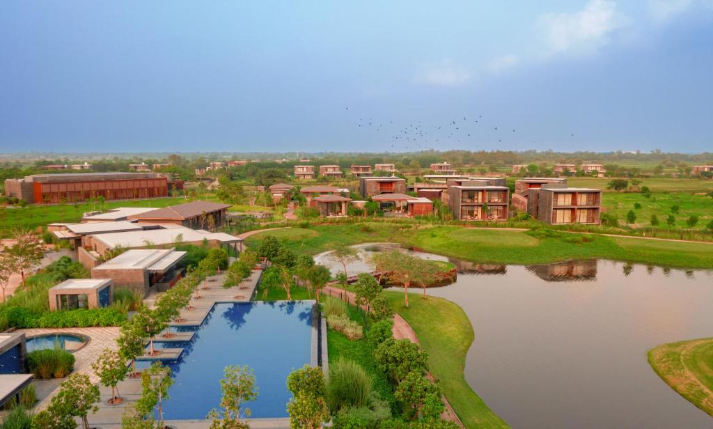 Výhled na bazén z ubytování MYSA Zinc Journey by The Fern, A Glade One Golf Resort, Nani Devati, Gujarat nebo okolí