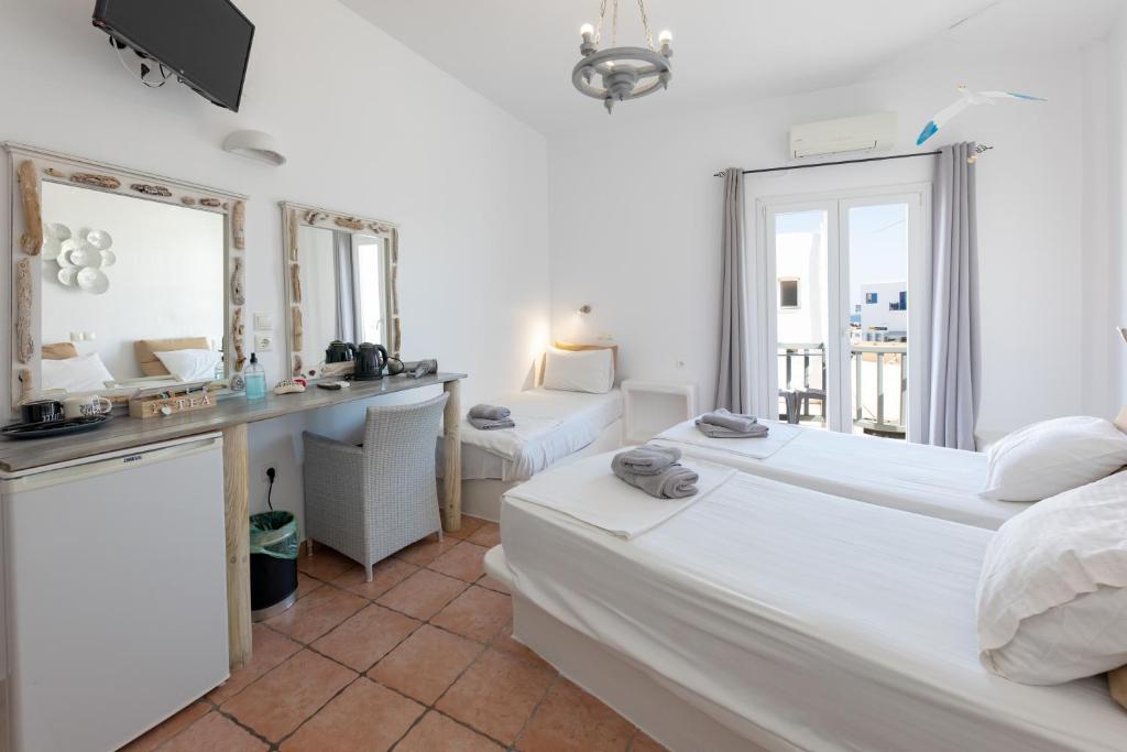 Postel nebo postele na pokoji v ubytování Madaky Hotel