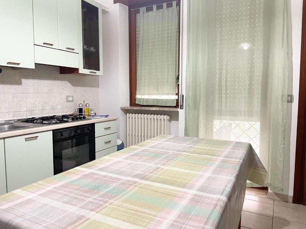une cuisine avec une table recouverte d'un tissu de table dans l'établissement Apulia Rosè, à Lecce