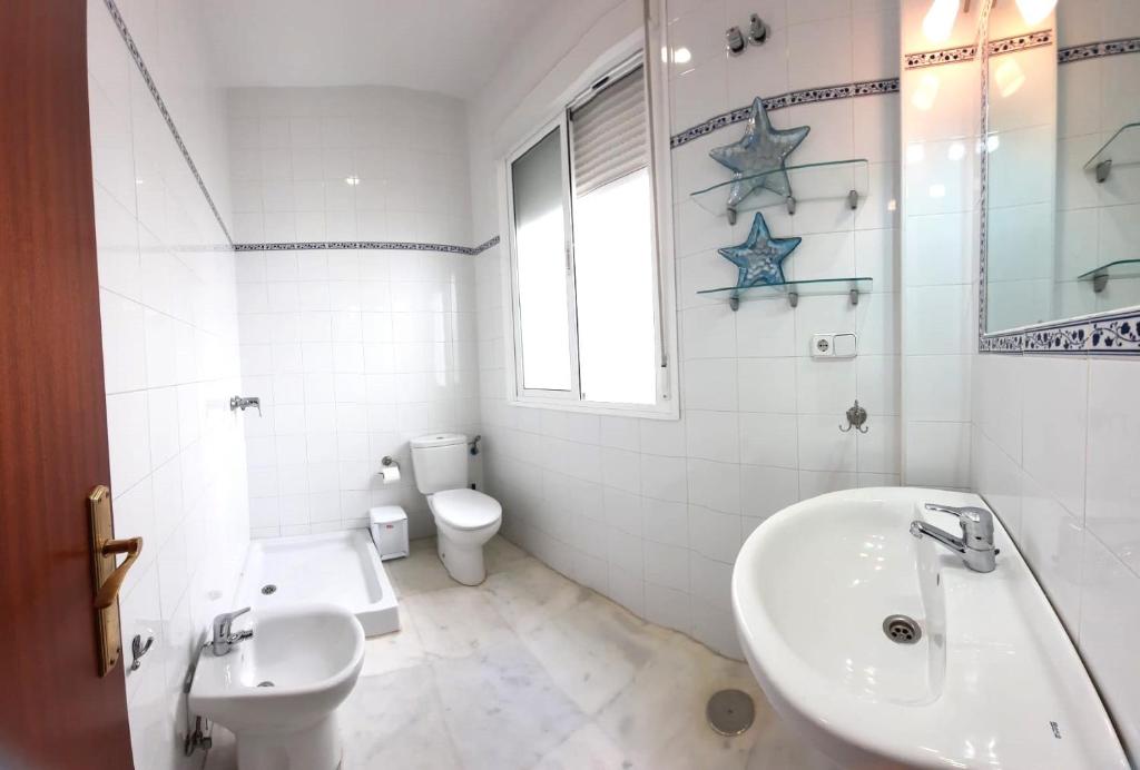 A bathroom at Budget and lovely rooms Las Setas