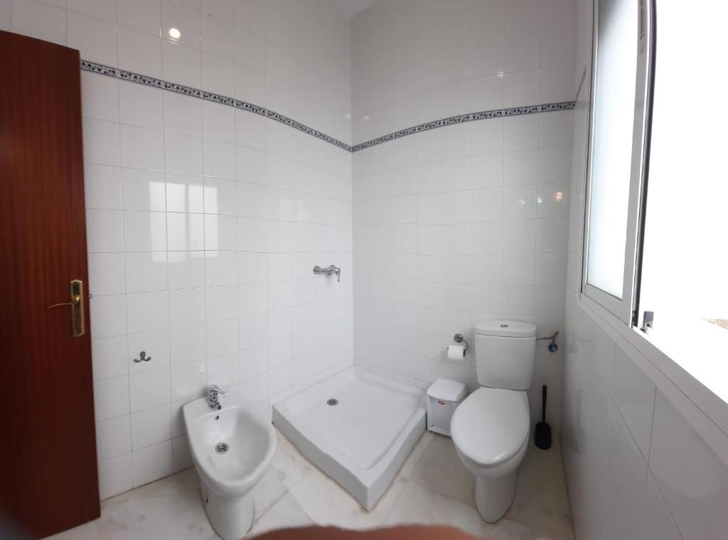 A bathroom at Budget and lovely rooms Las Setas