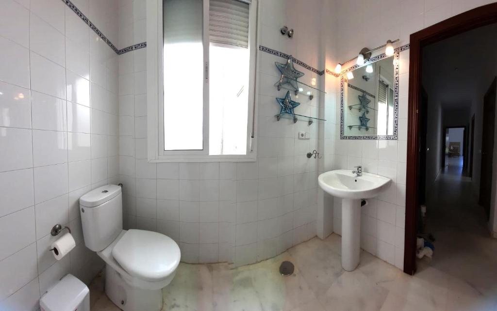 A bathroom at Budget and lovely rooms Las Setas