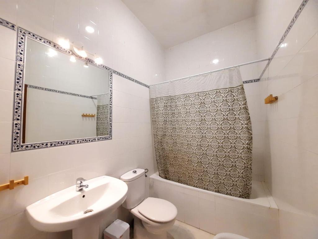 A bathroom at Budget and lovely rooms Las Setas