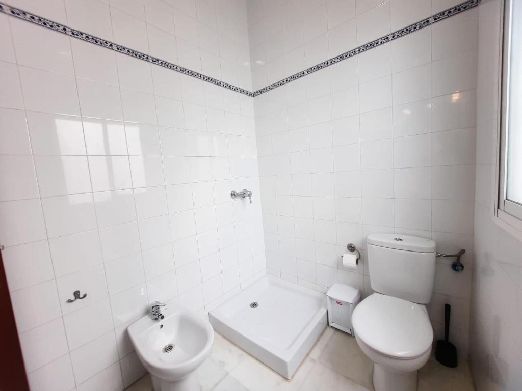 A bathroom at Budget and lovely rooms Las Setas