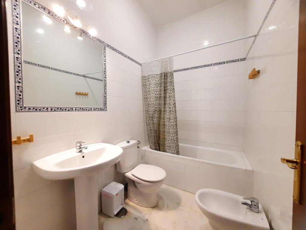 A bathroom at Budget and lovely rooms Las Setas