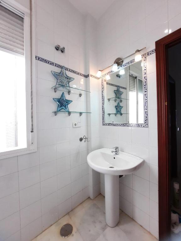 A bathroom at Budget and lovely rooms Las Setas