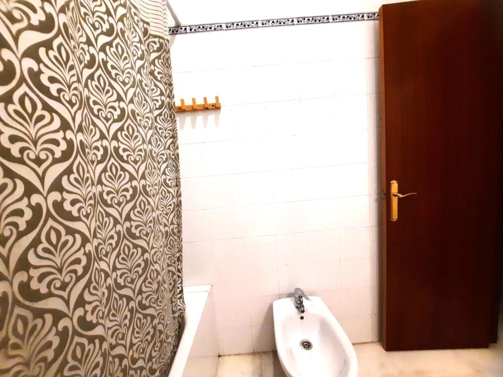 A bathroom at Budget and lovely rooms Las Setas