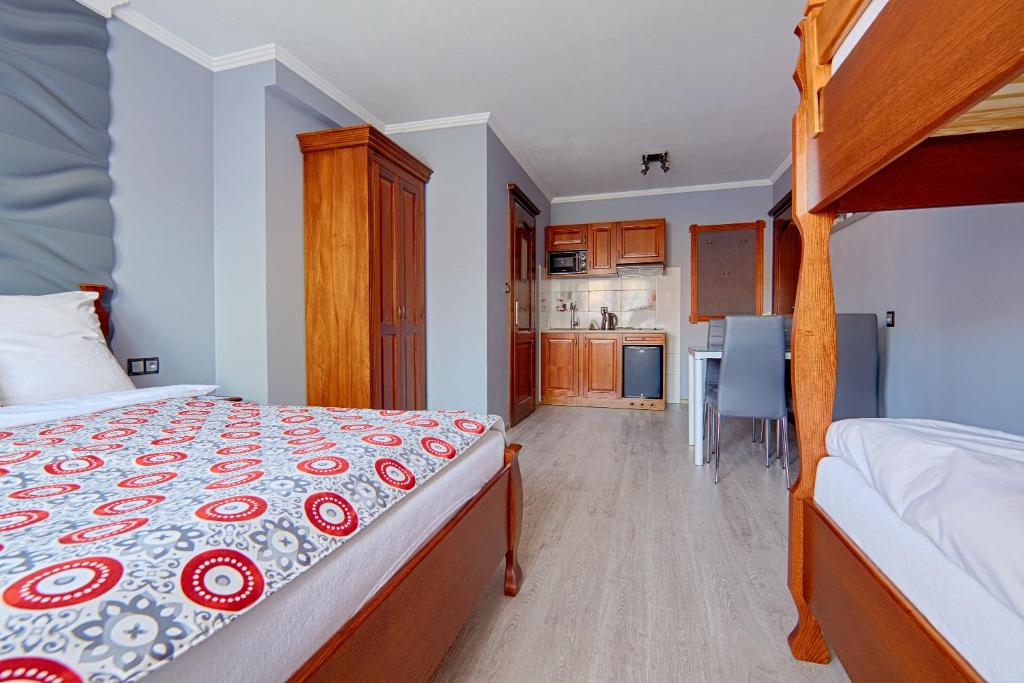 Cet appartement comprend une chambre avec un lit et une cuisine. dans l'établissement Willa Sichelscy, à Biały Dunajec
