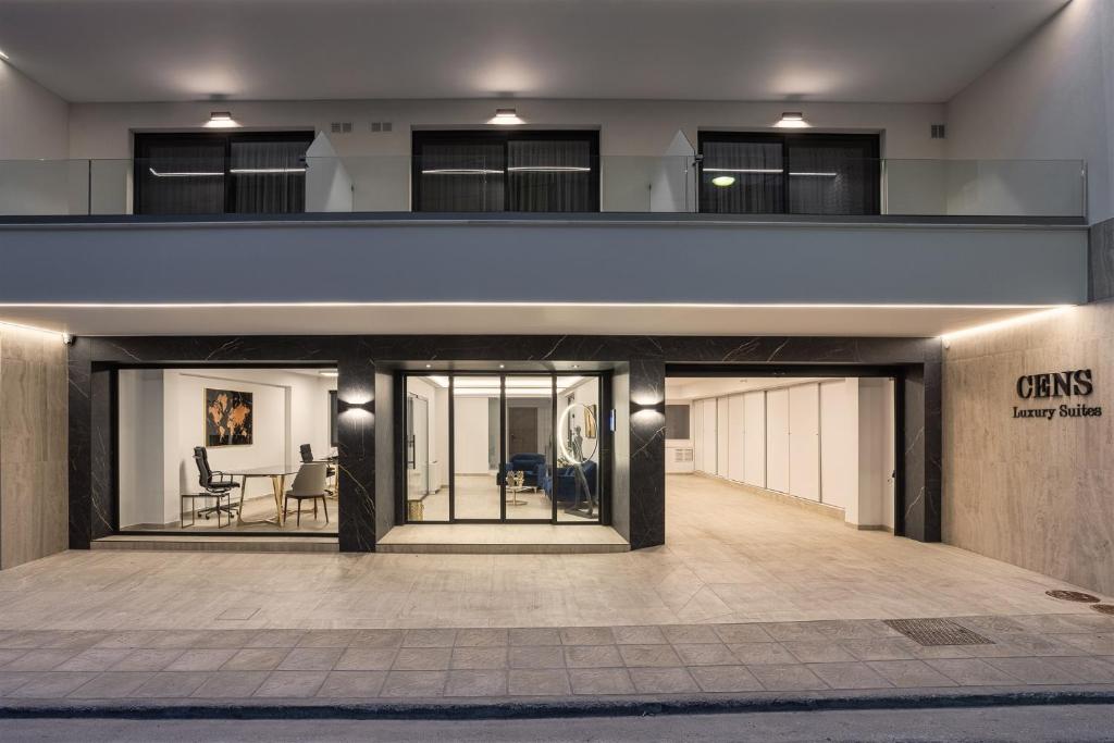 - une vue sur l'entrée d'un bâtiment dans l'établissement Cens Platinum Luxury Suites, à Ioannina