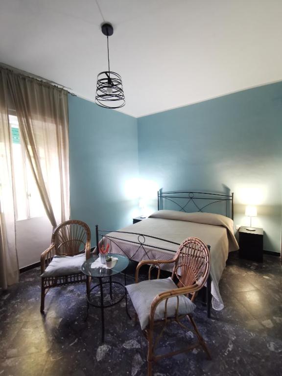 Sicignano degli Alburni的住宿－B&B Zì Camillo，一间卧室配有一张床、两把椅子和一张桌子