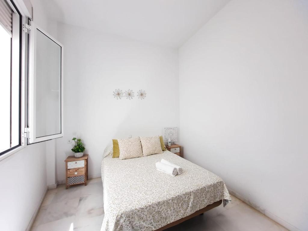 A bed or beds in a room at Budget and lovely rooms Las Setas