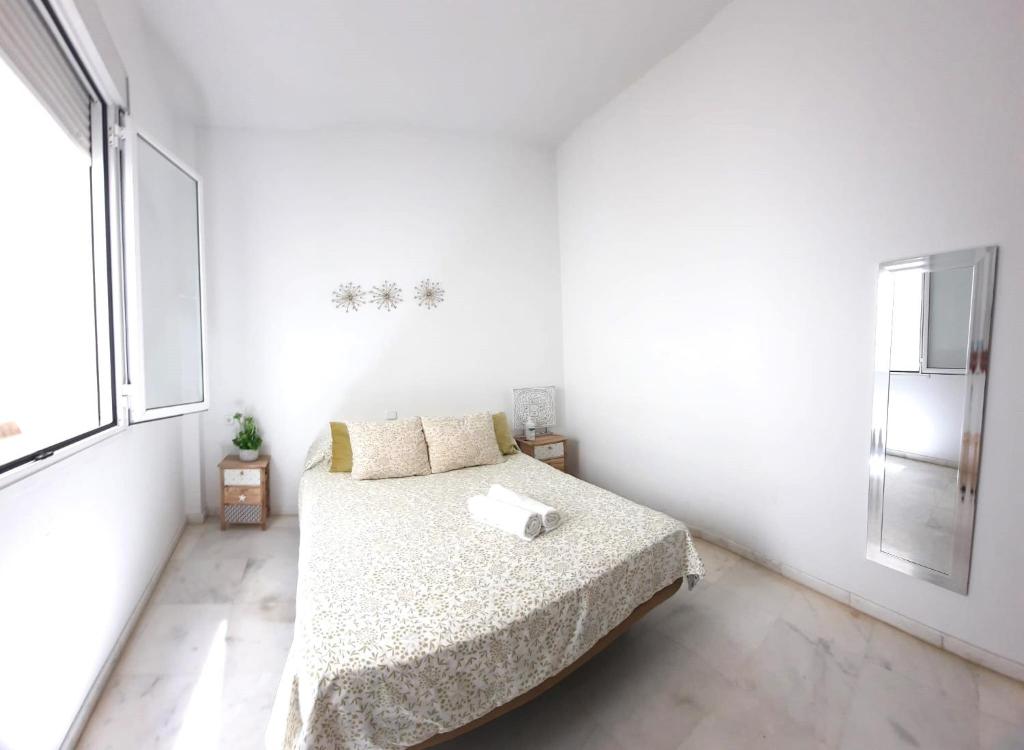 A bed or beds in a room at Budget and lovely rooms Las Setas