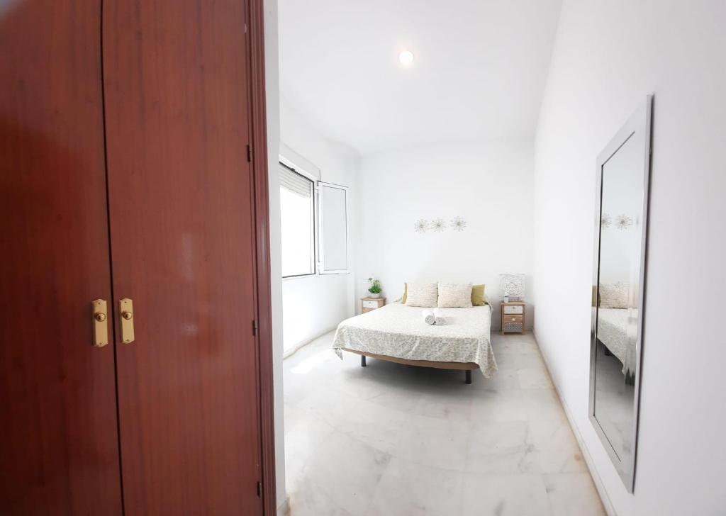 A bed or beds in a room at Budget and lovely rooms Las Setas