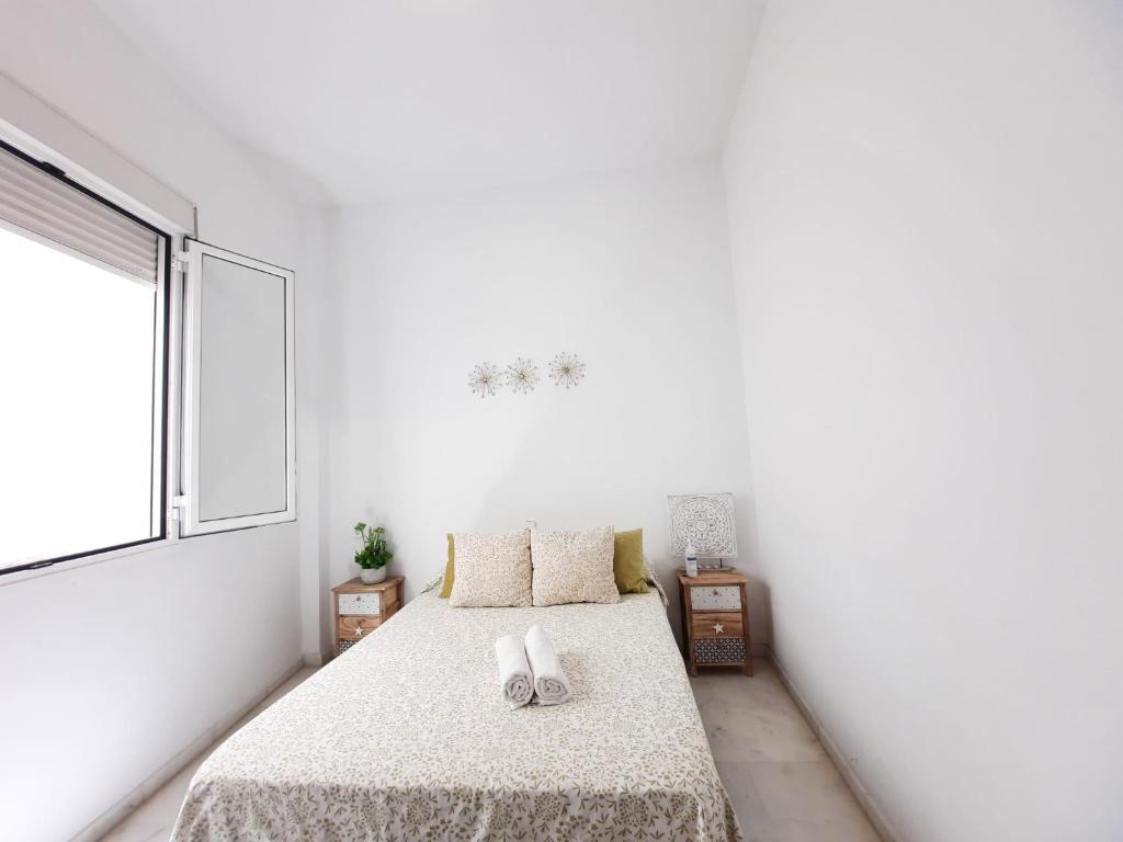 A bed or beds in a room at Budget and lovely rooms Las Setas