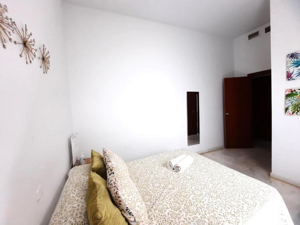 A bed or beds in a room at Budget and lovely rooms Las Setas