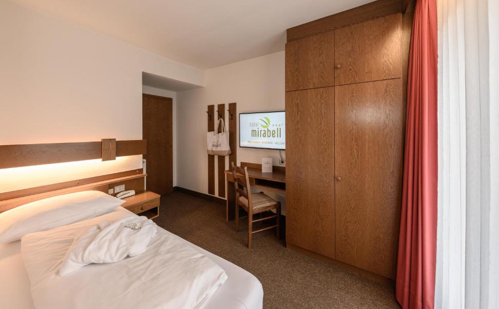 Postel nebo postele na pokoji v ubytování Hotel Mirabell