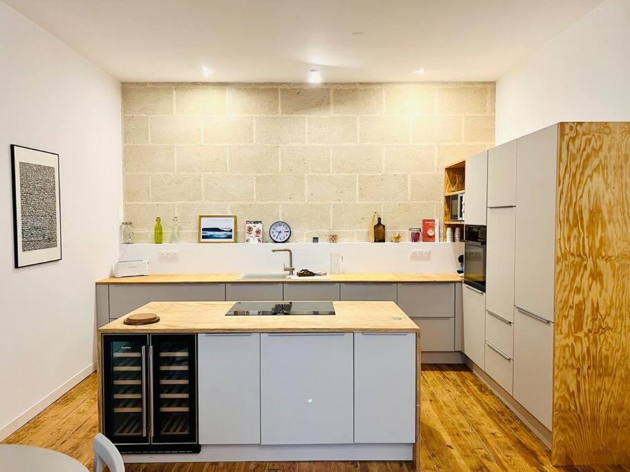 Een keuken of kitchenette bij Appartement typique - cœur historique BDX- 4 pers