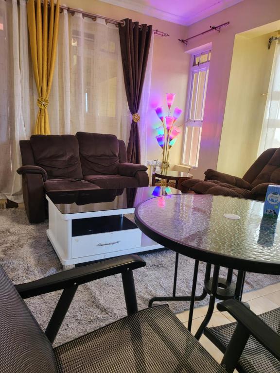 uma sala de estar com um sofá e uma mesa em G&G Homes WESTINDIES em Eldoret