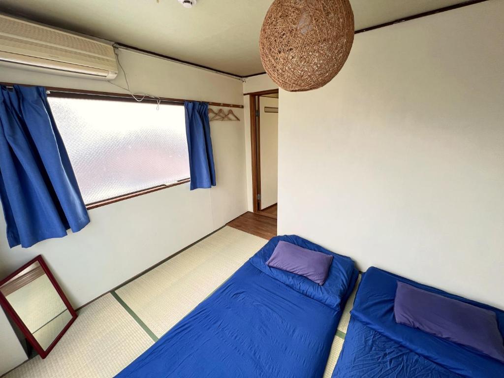 Postel nebo postele na pokoji v ubytování Peace House Sakura