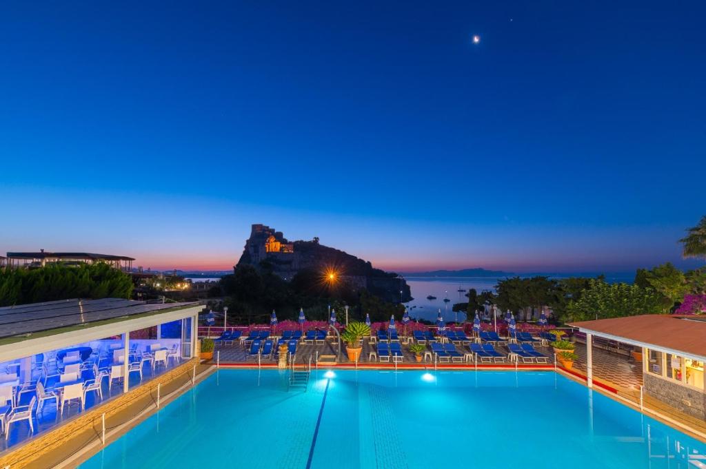 Bazén v ubytování Hotel Parco Cartaromana nebo v jeho okolí