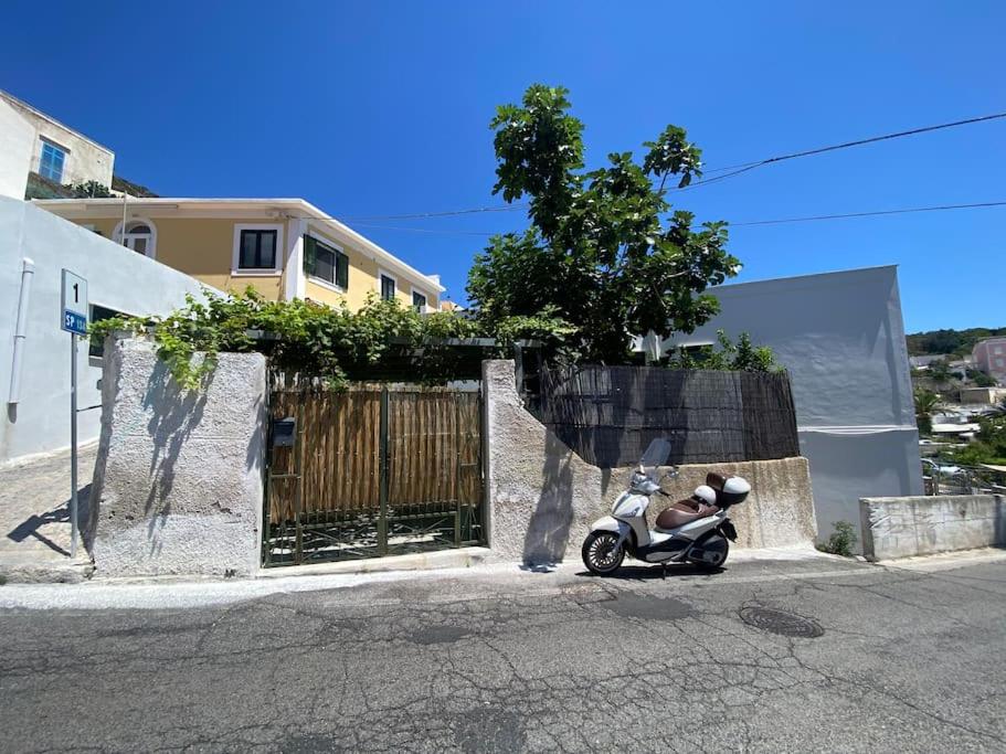 un scooter garé sur le côté d'une rue dans l'établissement Magi - Limone, à Ponza